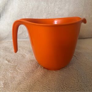 Vintage Rubbermaid Orange 6 cup Grip & Mix measuring cup